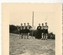 Chiro Melle op kamp, de proost met enkele leiders, 1957