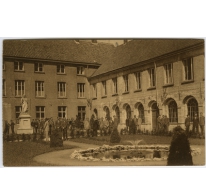 Binnenplaats, kloostergebouw van 1537, beeld van het Heilig Hart, college Melle
