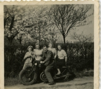 Op de foto met een Britse militair, 1940-1950