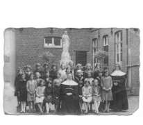 Klasfoto van meisjesschool te Balegem, jaren 20