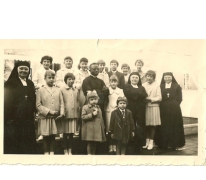 Groepsfoto met zusters en een onbekende zwarte pater, Sint-Lievens-Houtem, 1955