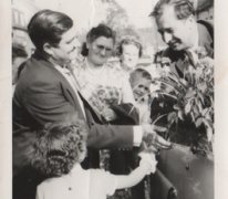 Jeanien Lefevre geeft bloemen aan burgemeester Otte, Sint-Lievens-Houtem, 1959