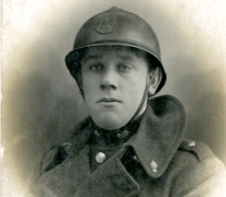 Portret van een soldaat met helm tijdens Eerste Wereldoorlog, details onbekend