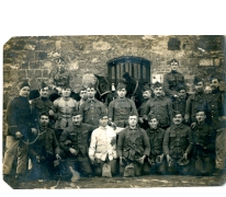 Groep soldaten (?) tijdens Eerste Wereldoorlog, details onbekend