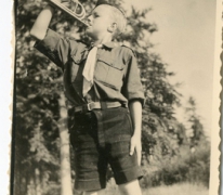 Chiro Melle, Etienne Vits als &#039;clairon&#039;, klaroenblazer op kamp, 1943- 1947.

