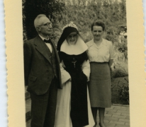 Zuster Hilde tussen meter en peter, Sint-Lievens-Houtem, 1943