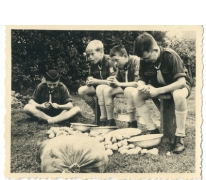 Aardappelen schillen op kamp chiro Melle, Herentals, 1954