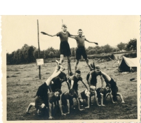 Chirojongens bouwen menselijke piramide, Herentals, 1954