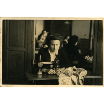 Alice Dooreman aan naaimachine, Sint-Lievens-Houtem, 1940-1945