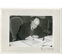 Minister Theo Lefevre tekent Gulden Boek, Oosterzele, 1965