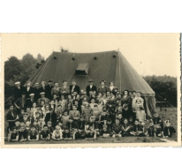 Groepsfoto tijdens een bezoekdag op chirokamp, 1953(?)