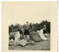 Chiro Melle vult strozakken op kamp, Genk, 1957