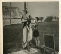 Chirolid hijst vlag op kamp, jaren 1950