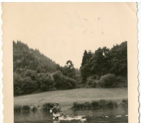 Chiro Melle draagt drinkbussen over het water, 1960-1965