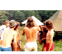 De muurkrant met weetjes op kamp, Waimes, 1981.