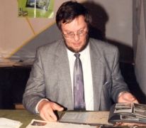 Michel de Roeck bekijkt oude fotoalbums Melle, 1989.