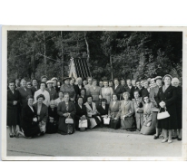 Boerinnenbond verenigd bij hun pas opgerichte kapelletje, Landskouter, 1961