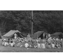 Hijsen van vlag op kamp chiro Melle, Willerzie, 1974