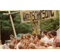 Leiding op openingsformatie kamp, Brisy, 1977