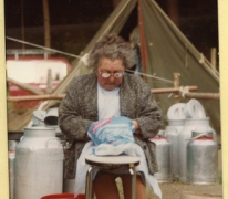 Kookmoeder Bertje op chirokamp, Brisy, 1977