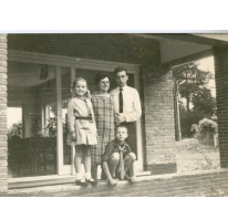 Familie Van Ooteghem met chirouniform, Melle, 1972
