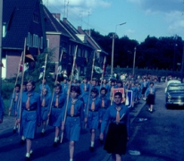 Chiromeisjes met pennoenen bij inhuldiging pastoor, Melle, 1965