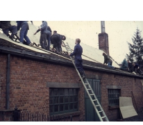 Chiro Melle Geertrui. Vernieuwing dak van het huidige lokaal Schorpioen in de Lindestraat in Melle door het oudercomité. Vermoedelijk in 1971.