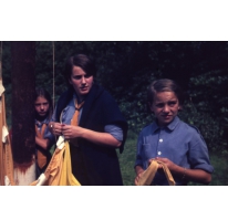 Chiro Melle Geertrui. Hijsen van de vlag bij de ochtendformatie. Kamp in Kalmthout, 1968.