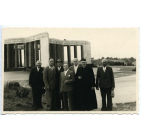 Kerkraad en COO-leden bij Mémorial du Mardasson, Bastogne, 1960