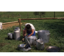 Chiro Melle Geertrui. Ketels kuisen. Op kamp in Maboge, 1988.