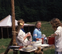 Chiro Melle Geetrui. De afwas. Op kamp in maboge, 1988.