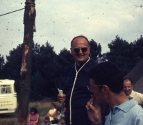 Chiro Melle Geertrui. Proost Gerad Linthout scheidsrechter van het volleybaltornooi. Kamp Geel, 1967. 