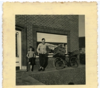 Poelier Roger De Bruyker met zijn fiets, Landskouter