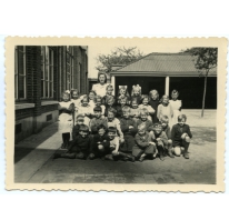 Klasfoto 3de en 4de leerjaar met juffrouw Lea Jolie, Landskouter, 1948-1949