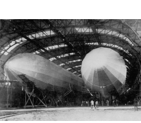 Binnenzicht van een zeppelinhangar met twee zeppelins, 1915