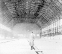Binnenzicht van een lege zeppelinhangar, 1915