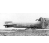 Een zeppelin wordt de hangar binnengetrokken.