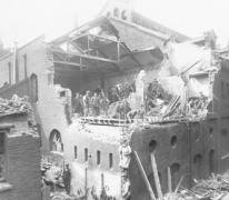 Schade aan een fabriek door zeppelinbombardement, 1915