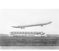 Zeppelin boven een zeppelinhal, 1915