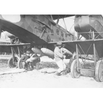 Soldaten bevestigen bommen aan een Gotha vliegtuig, 1915