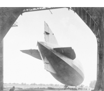 Zeppelin wordt in de hal gebracht, 1915