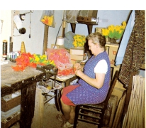 Germaine Gillis werkt aan de pluimpjes, Melle, 1950-1975