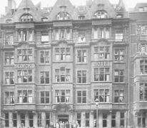 Schade aan een hotel door zeppelinbombardementen, 1915