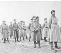 Officieren kijken omhoog naar Gotha&#039;s, Gontrode, 1917