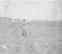 Duitser op de fiets op het vliegveld van Sint-Denijs-Westrem, 1917