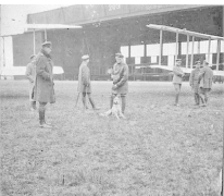 Piloot Radke op het vliegveld van Sint-Denijs-Westrem, 1917