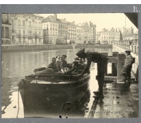 Vliegeniers van Staffel 13 maken een boottocht op de Leie in Gent, 1917.