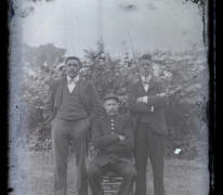 Portret van drie mannen in een tuin, Melle, 1910-1920
