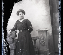 Staand portret, jongedame in feestkledij, Melle, 1910-1920