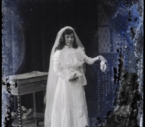 Staand portret van meisje in communiekleed, Melle, 1910-1920